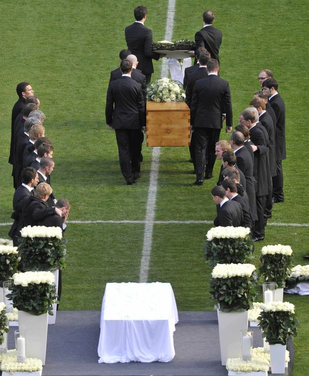 Hráči německého Hannoveru se na ploše loučí se zesnulým spoluhráčem Robertem Enkem. Hráči německého Hannoveru se na ploše loučí se zesnulým spoluhráčem Robertem Enkem.