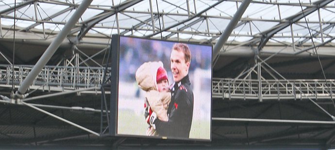 Zaplněný stadion v Hannoveru sleduje fotografii zesnulého brankáře Roberta Enkeho s dcerou Larou.