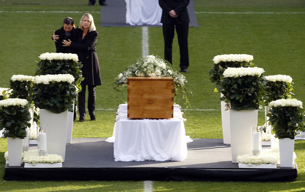 Manželka Roberta Enkeho Teresa (vlevo) při veřejném pohřbu jeho muže na stadionu v Hannoveru.