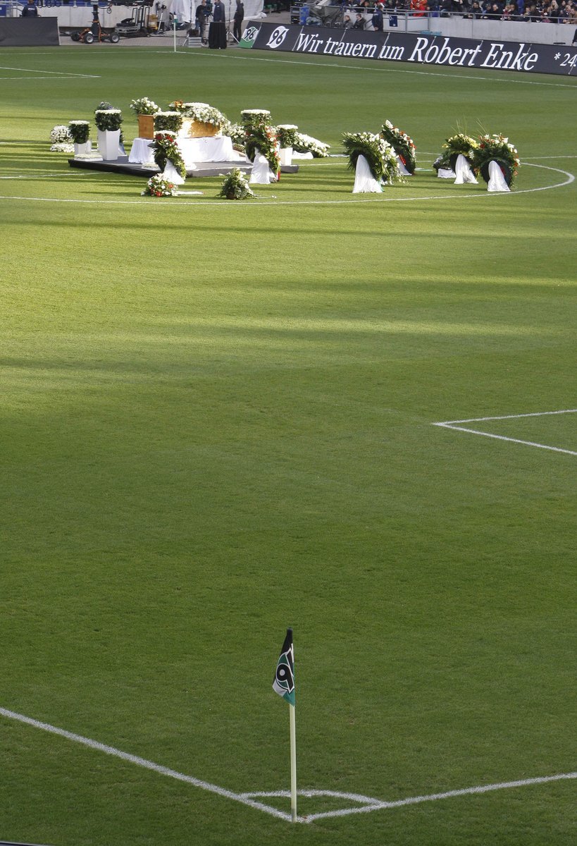 Rakev Roberta Enkeho při rozloučení na ploše stadionu v Hannoveru.