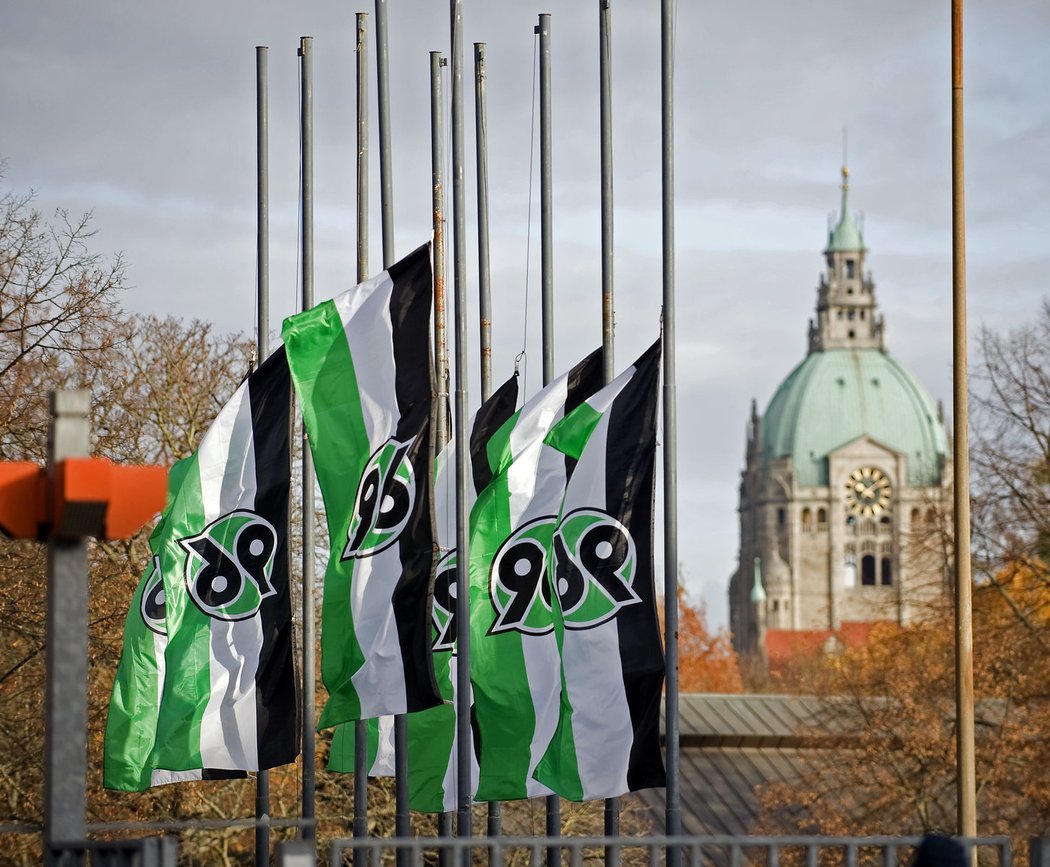 Vlajky fotbalového Hannoveru jsou kvůli úmrtí Roberta Enkeho na půl žerdi.