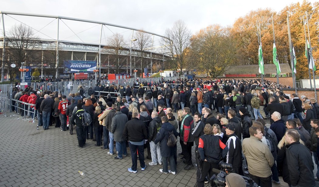 Tisíce fanoušků před stadionem v Hannoveru, kam se přišli rozloučit s Robertem Enkem.