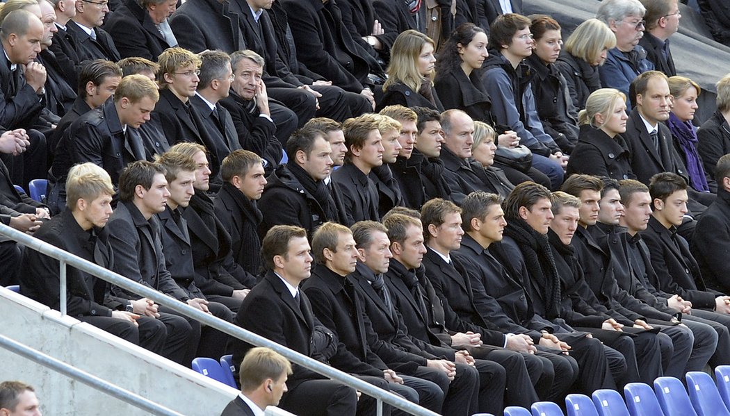 Spoluhráči Roberta Enkeho při jeho pohřbu na stadionu v Hannoveru.