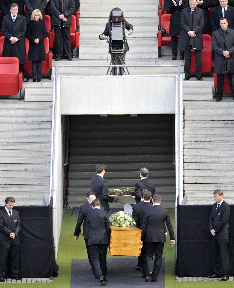 Hráči Hannoveru odnášejí rakev spoluhráče Roberta Enkeho z plochy stadionu.