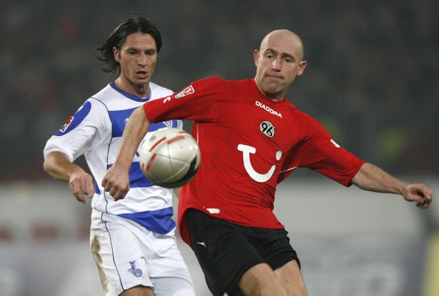 Jiří Štajner v dresu Hannoveru (v červeném). Jiří Štajner v dresu Hannoveru (v červeném).