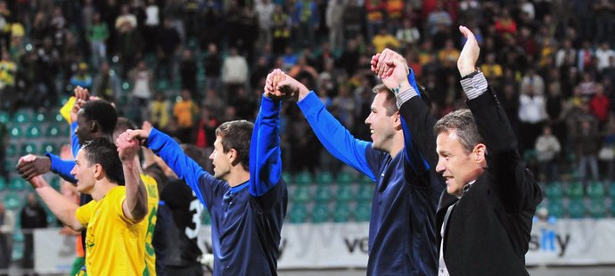 Český trenér Pavel Hapal se raduje se svými svěřenci.