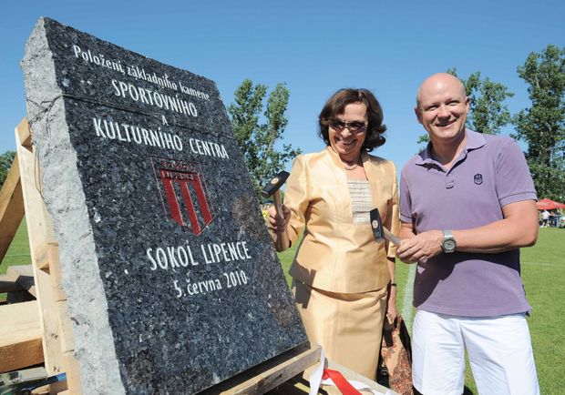 Ivan Hašek a Livia Klausová požehnali vzniku Sportovního a kulturního centra v Lipencích Ivan Hašek a Livia Klausová požehnali vzniku Sportovního a kulturního centra v Lipencích