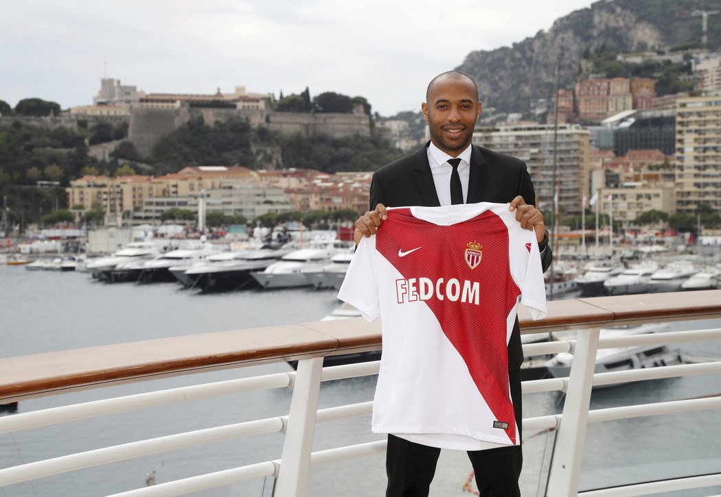 Thierry Henry v obleku zapózoval i s dresem Monaka