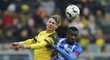 Souboj dortmundského Lukasze Piszczeka se Salomonem Kalou z Herthy