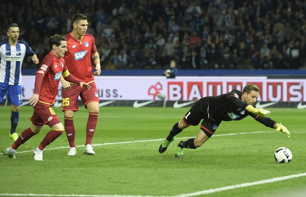 Brankář Hoffenheimu lvím skokem zachraňuje situaci