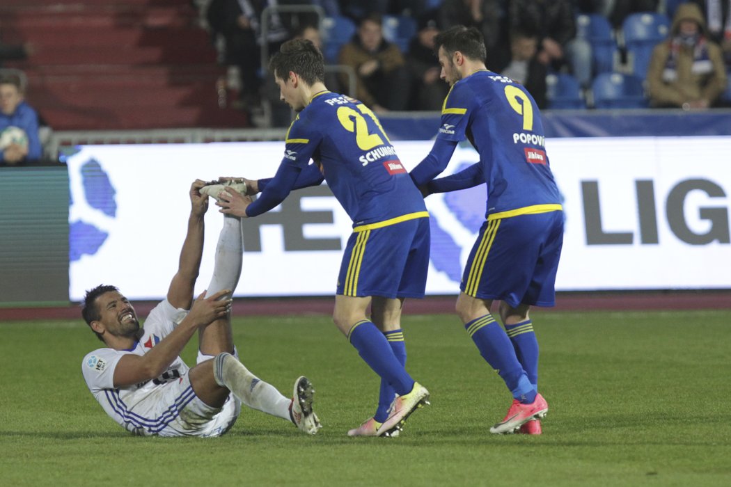 Milanu Barošovi pomáhají Jiří Klíma z Jihlavy, Marin Popović