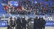 Policejní jednotka před sektorem brněnských fanoušků na stadionu Baníku