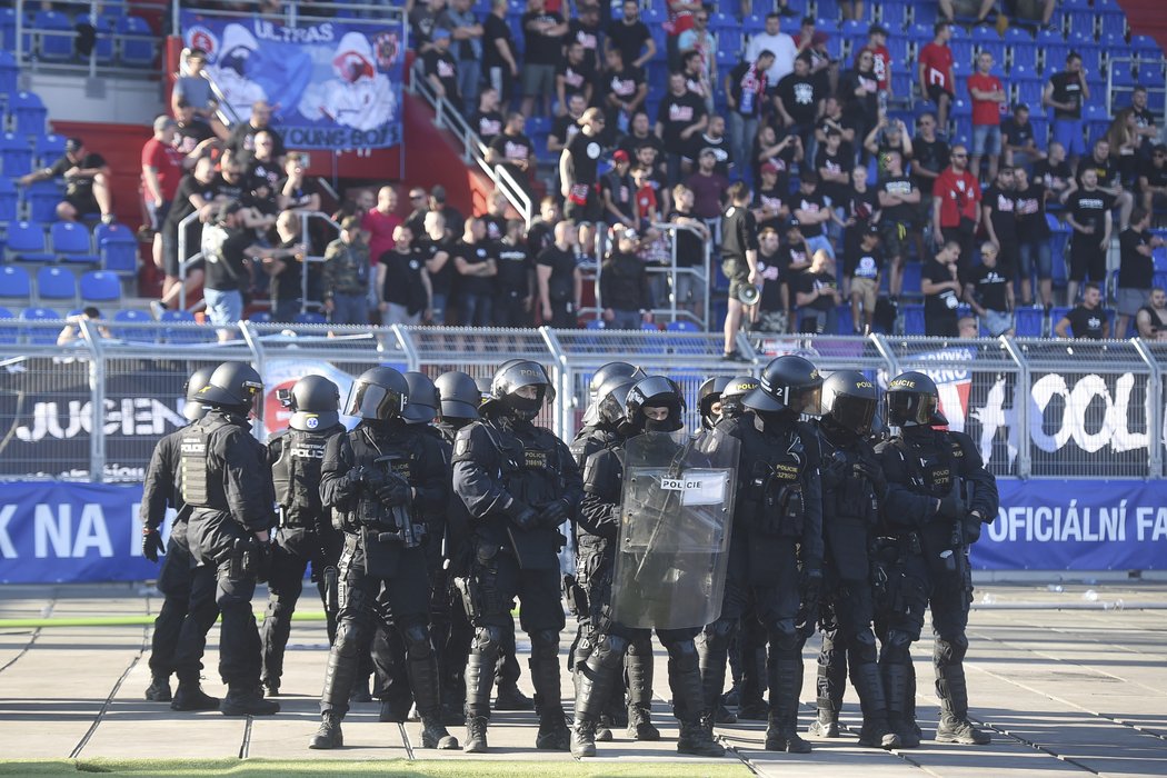 Policejní jednotka před sektorem brněnských fanoušků na stadionu Baníku