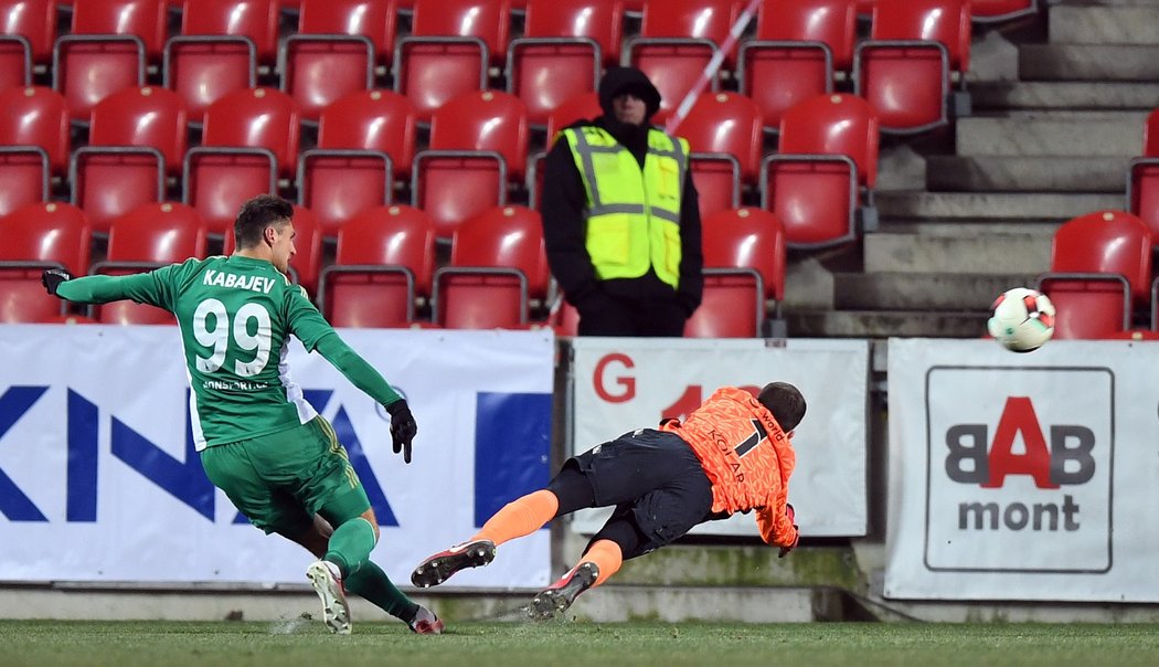 Evgeny Kabaev míjí největší šanci Bohemians v zápase