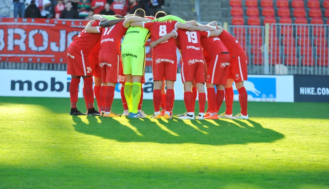 Fotbalisté Zbrojovky Brno před zahájením zápasu se Slováckem