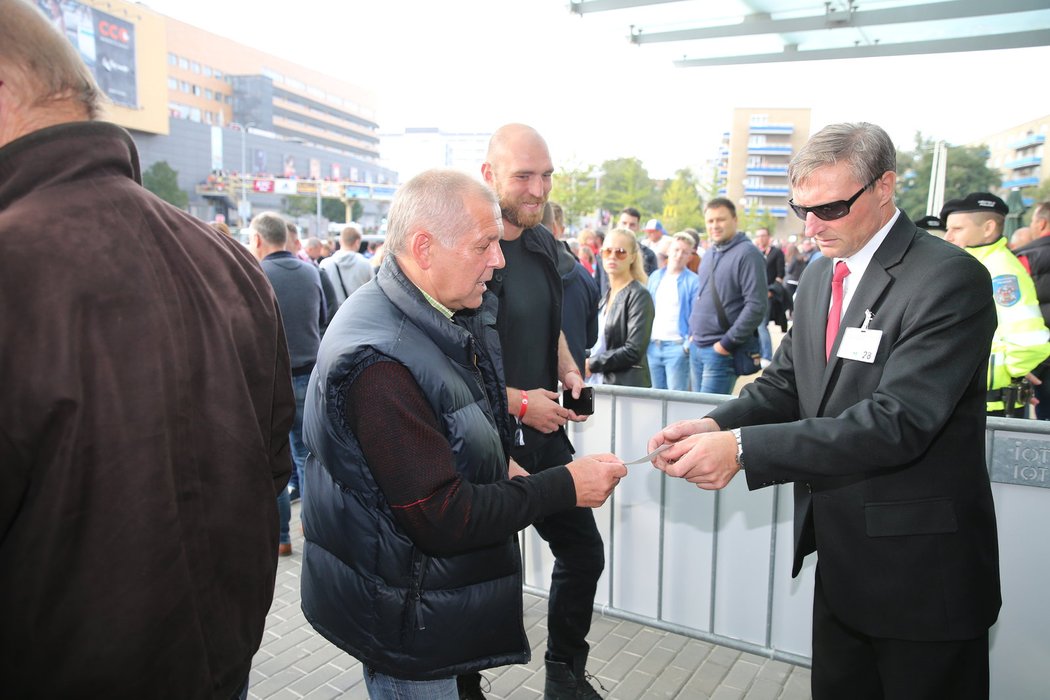 Bývalý kouč Sparty Petr Rada míří na derby, za ním Martin Latka