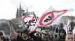 Fanoušci fotbalové Sparty pochodují centrem Prahy na derby se Slavií, na snímku přecházejí Mánesův most a za nimi je vidět Pražský hrad