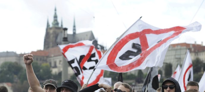 Fanoušci fotbalové Sparty pochodují centrem Prahy na derby se Slavií, na snímku přecházejí Mánesův most a za nimi je vidět Pražský hrad