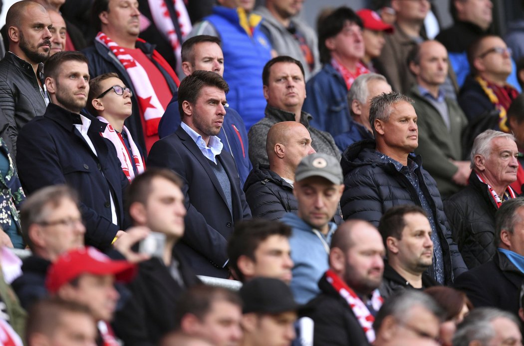 Zlínský manažer a bývalý reprezentant Zdeněk Grygera na tribuně v Edenu na derby Slavia - Sparta