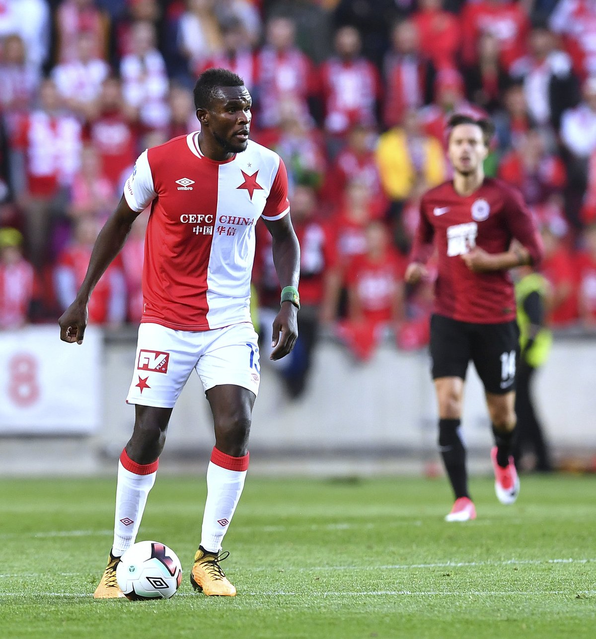 Slávista Michael Ngadeu v derby proti Spartě