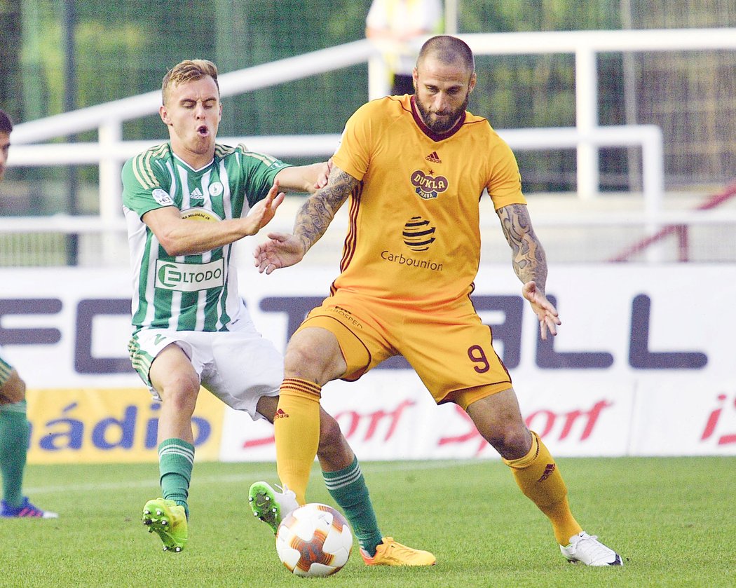 Jan Holenda z Dukly (vpravo) a Martin Hašek z Bohemians v ligovém zápase