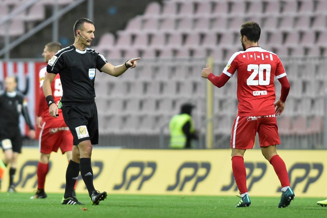 Rozhodčí Petr Ardeleanu a Francisco Gomes z Brna v utkání Zbrojovky s Duklou