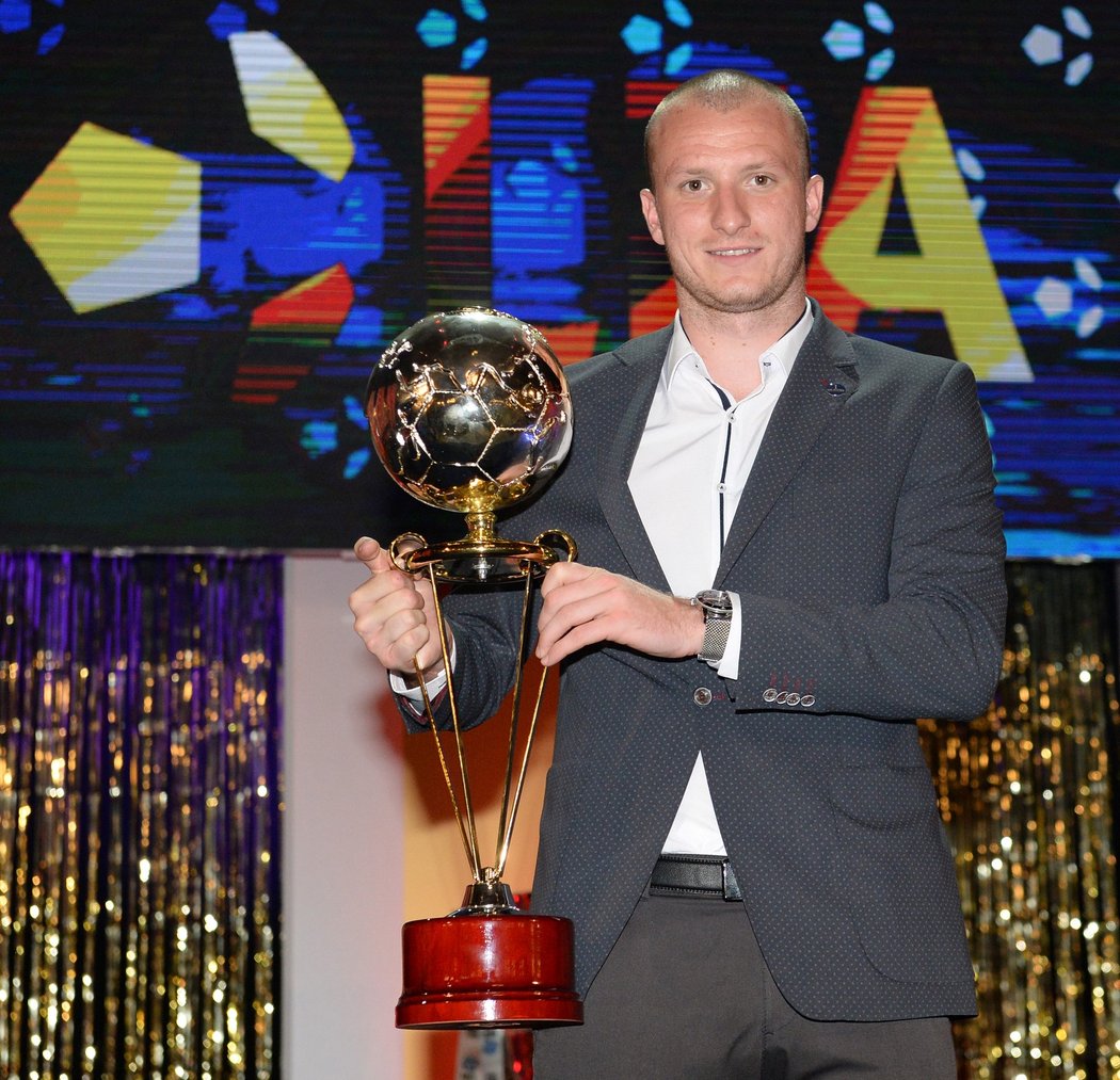 Michael Krmenčík s trofejí pro nejlepšího ligového střelce