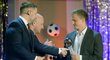 Jan Kopic přebírá cenu pro nejlepšího ligového fotbalistu sezony