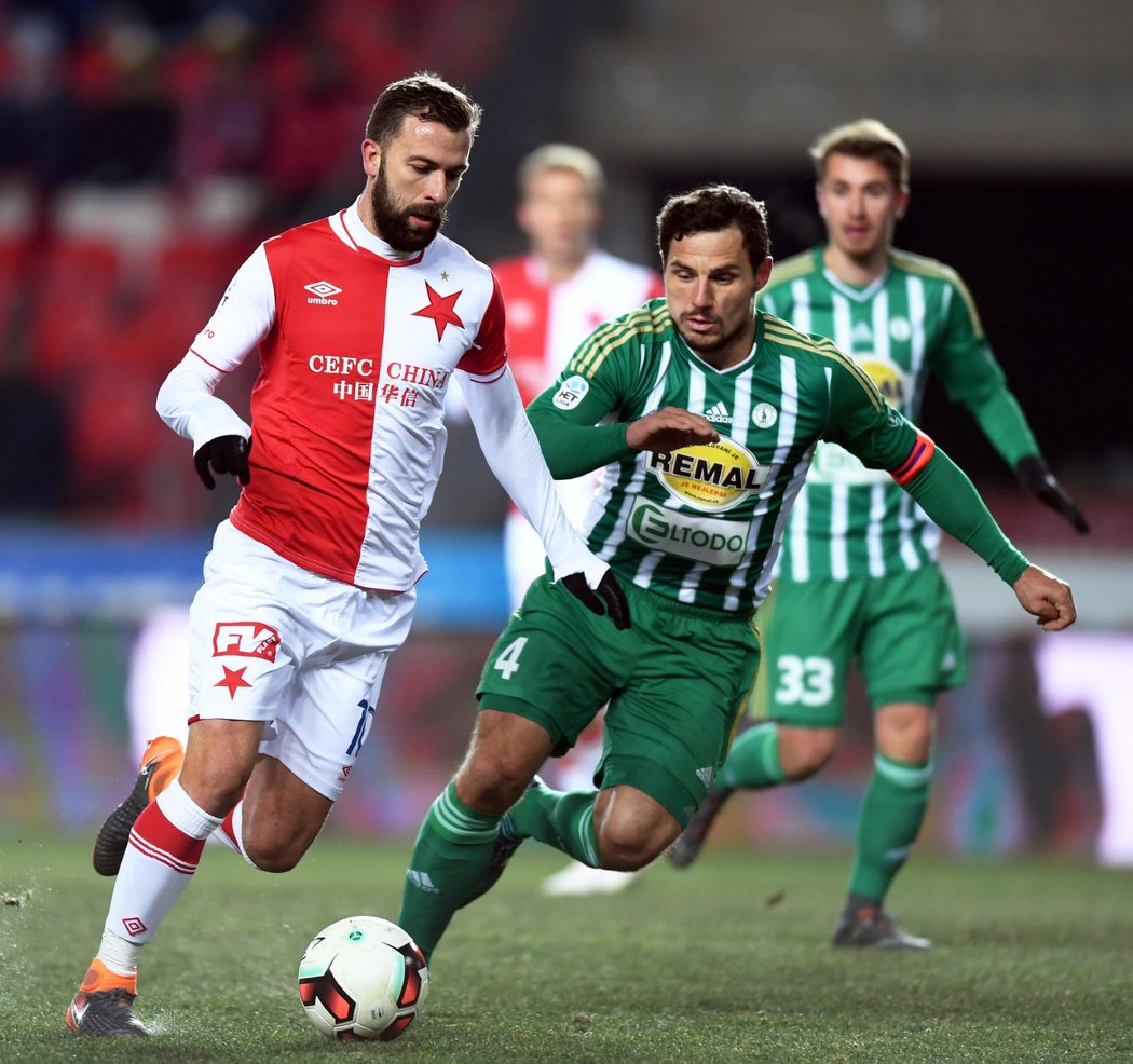 Josef Hušbauer ze Slavie v souboji s Josefem Jindřiškem z Bohemians