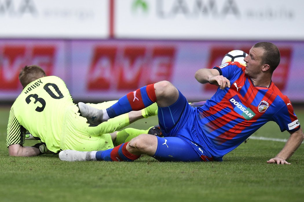 Michael Krmenčík (vpravo) nedal začátkem druhého poločasu obrovskou šanci