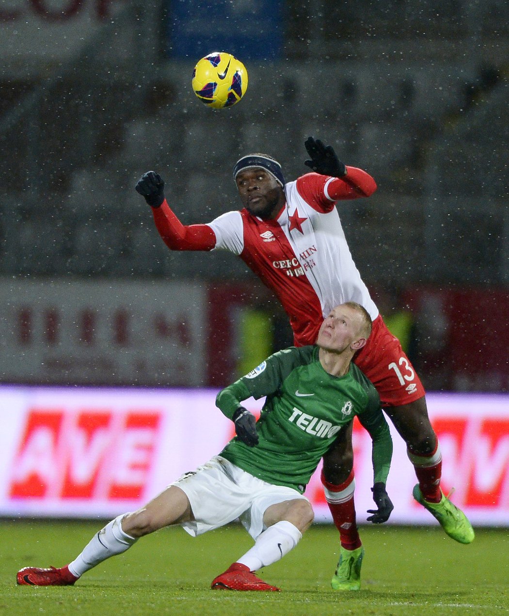 Michael Ngadeu v souboji s Ondřejem Mihálikem