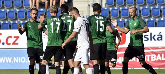 Fotbalisté Jablonce se radují z vyrovnávacího gólu v zápase na Slovácku