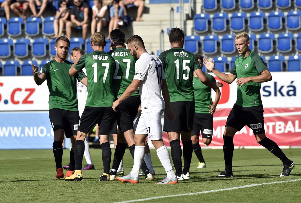 Fotbalisté Jablonce se radují z vyrovnávacího gólu v zápase na Slovácku