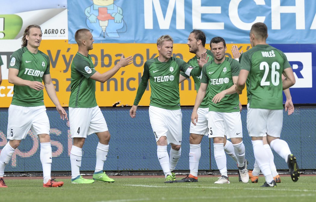 Fotbalisté Jablonce se radují z gólu na 1:0 v zápase proti Slovácku