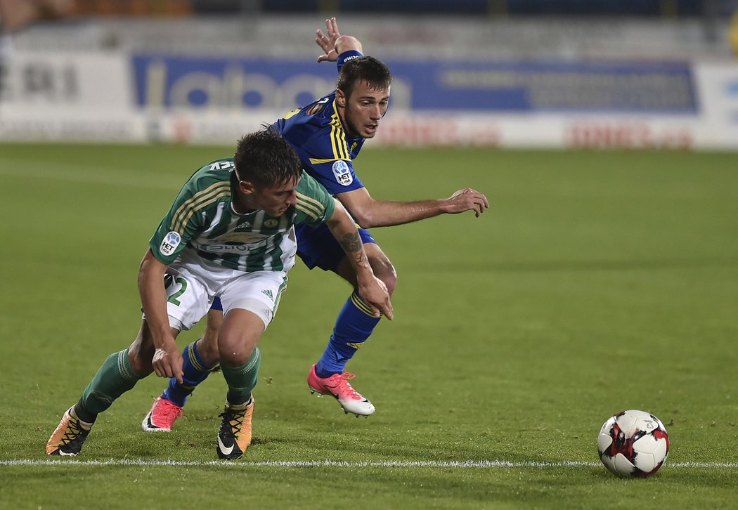 Mladý záložník Bohemians Antonín Vaníček unikal Marinu Popovićovi