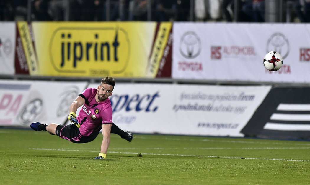 Jihlavský brankář Jan Hanuš se marně natahoval po Kabajevově třetí trefě v utkání