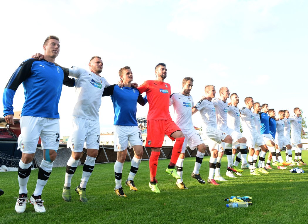 Fotbalisté Plzně si užívají děkovačku s fanoušky po výhře v Jihlavě