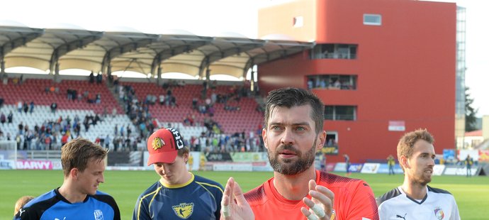 Brankář Matúš Kozáčik tleská plzeňským fanouškům po výhře v Jihlavě