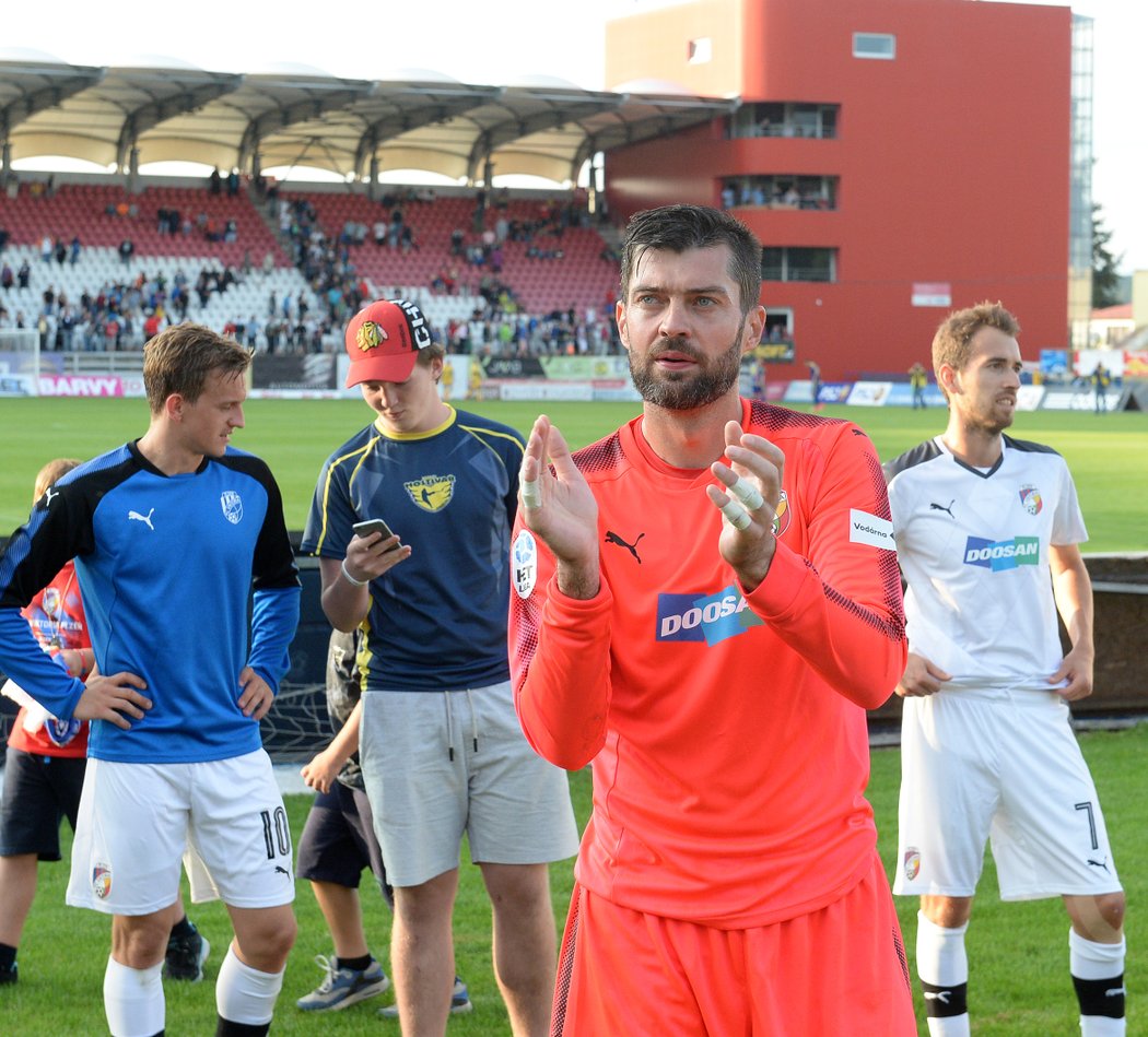 Brankář Matúš Kozáčik tleská plzeňským fanouškům po výhře v Jihlavě