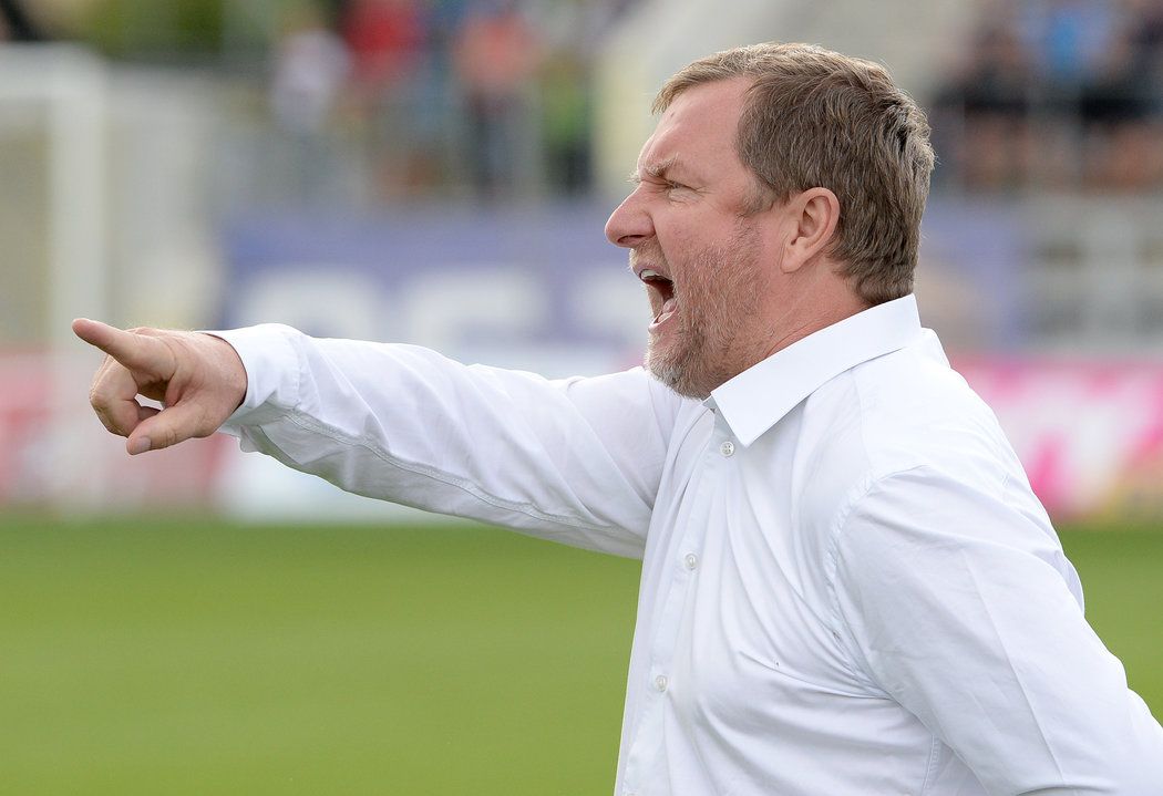 Trenér Plzně Pavel Vrba důrazně udílí pokyny v zápase v Jihlavě