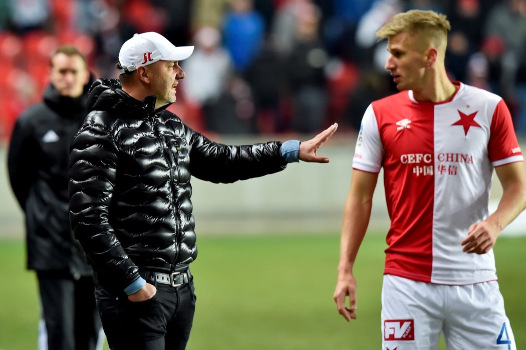 Trenér Slavie Jindřich Trpišovský udílí pokyny Jakubu Jugasovi