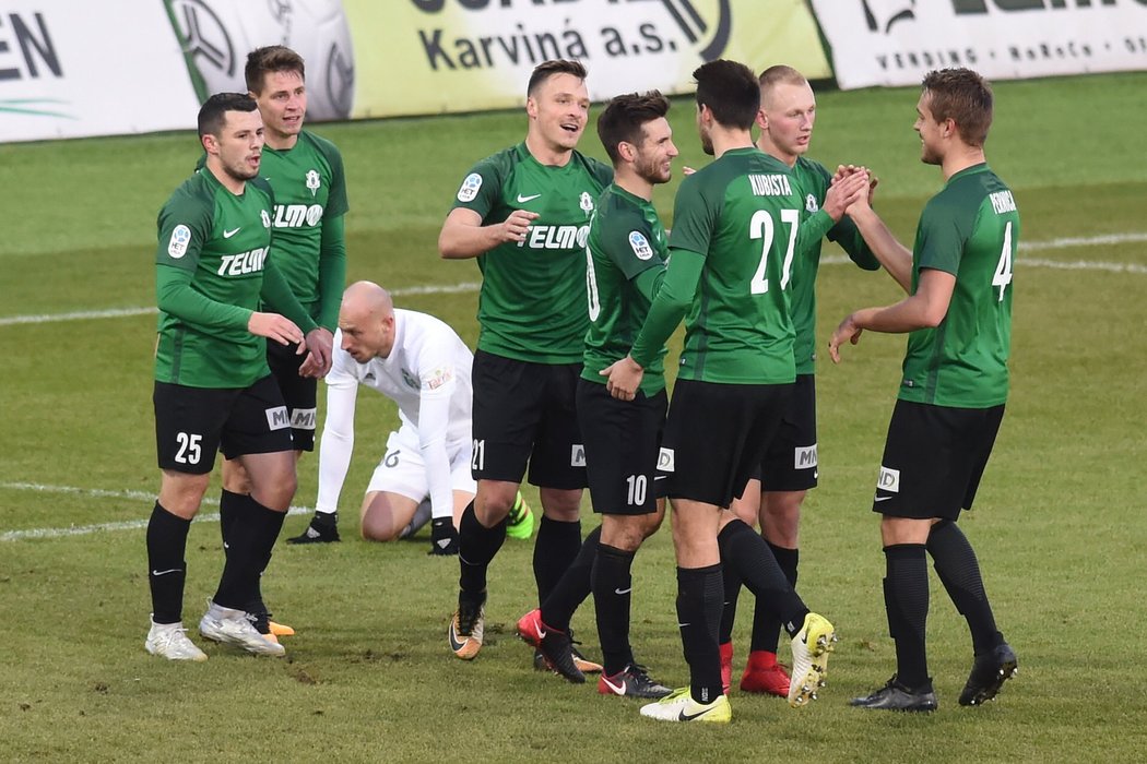 Jablonečtí fotbalisté se radují z branky, kterou vstřelil Stanislav Tecl