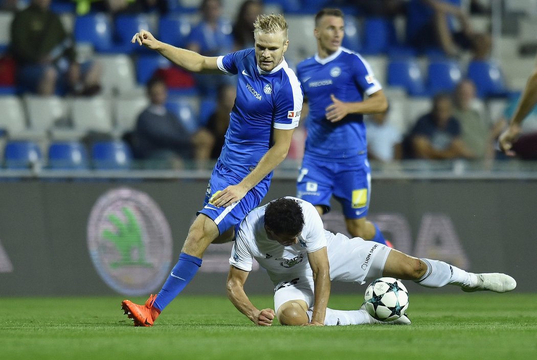 Jakub Rada z Mladé Boleslavi padá po souboji s Janem Mikulou