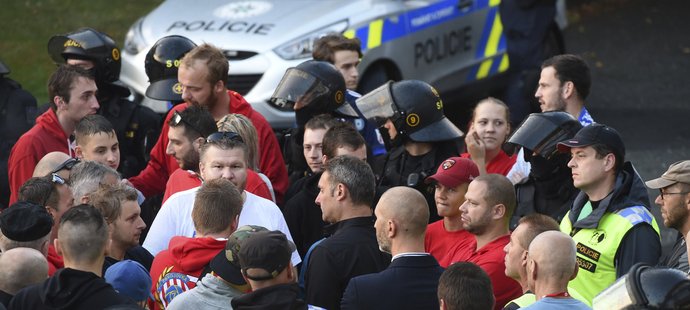 Brněnští fanoušci si po zápase v Olomouci počkali na trenéra Svatopluka Habance před stadionem