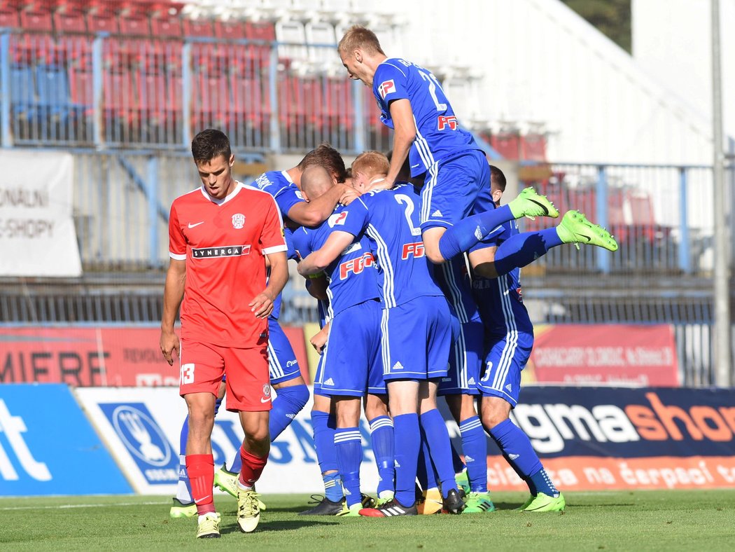 Fotbalisté Olomouce se radují ze třetího gólu do sítě Zbrojovky