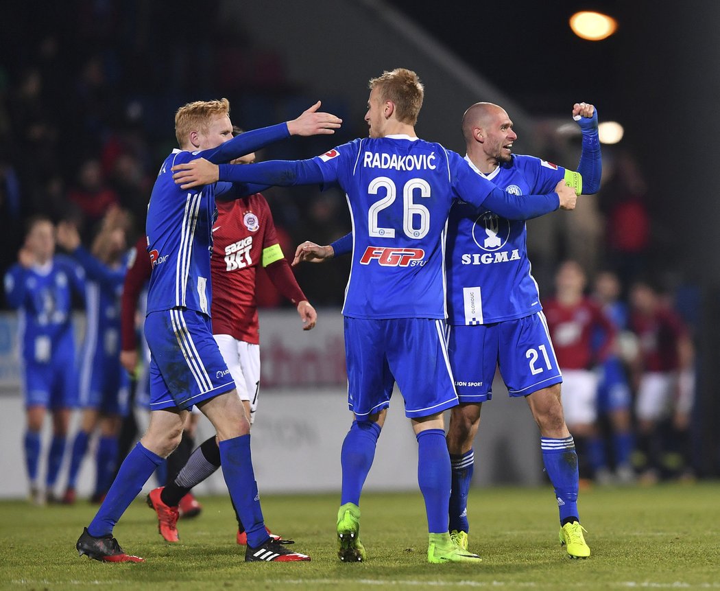 Olomoučtí fotbalisté se radují krátce po konci utkání se Spartou z těsné výhry 1:0