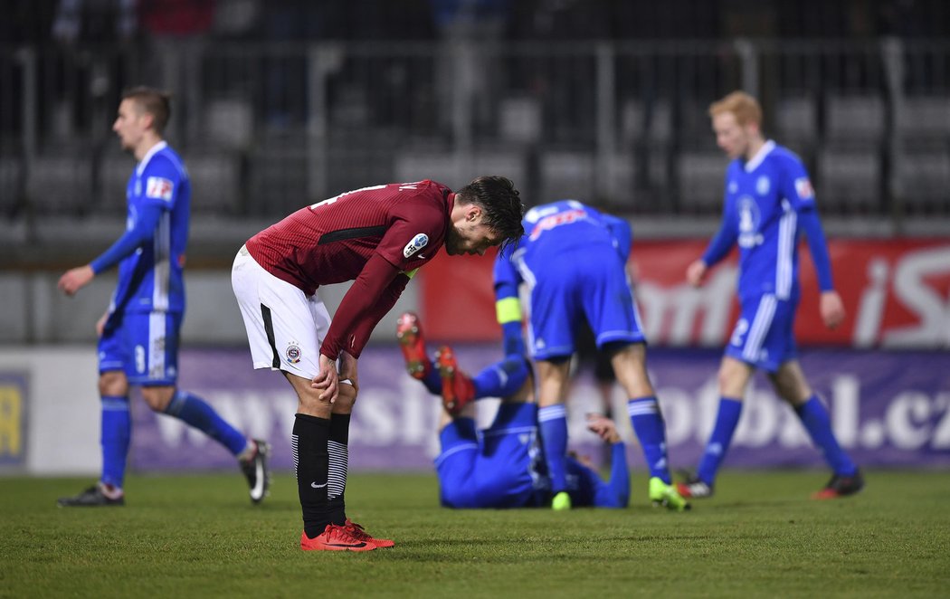 Sparťanský kapitán Václav Kadlec ztěžka oddychuje během utkání proti Olomouci