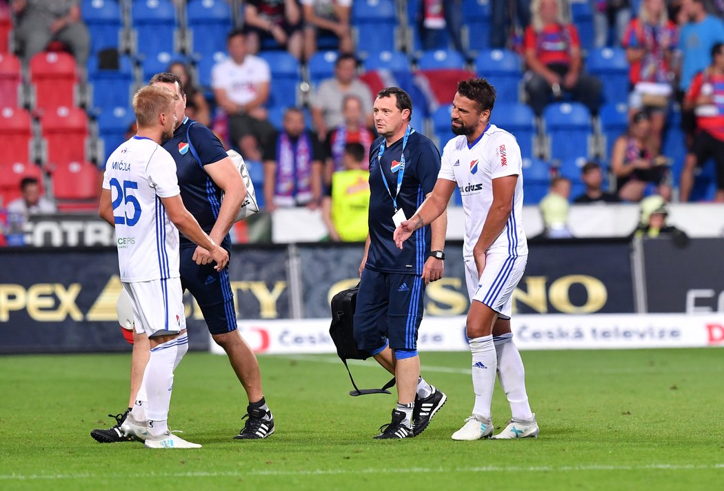 Zraněný Milan Baroš z Baníku opouští duel v Plzni