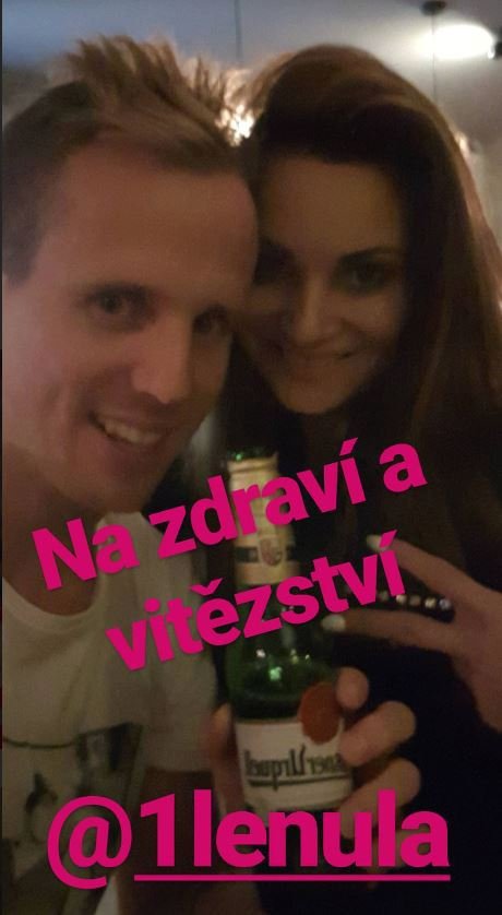 David Limberský nechal na Instagramu jen fotku, kterak připíjí na vítězství s přítelkyní