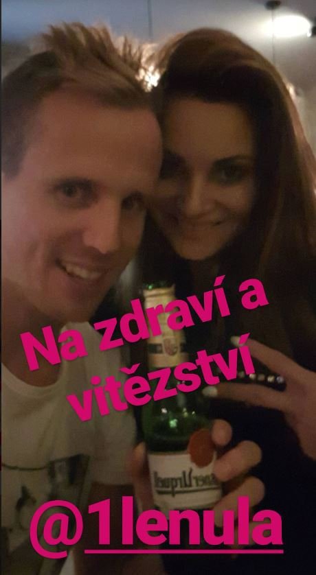 David Limberský nechal na instagramu jen fotku, kterak připíjí na vítězství s přítelkyní.